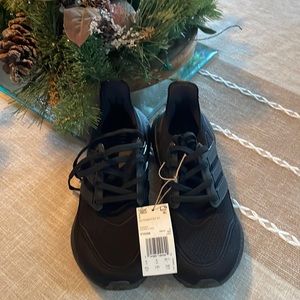 Adidas ultraboost 21 all black men’s 6.5 women 7.5/8 new with tags